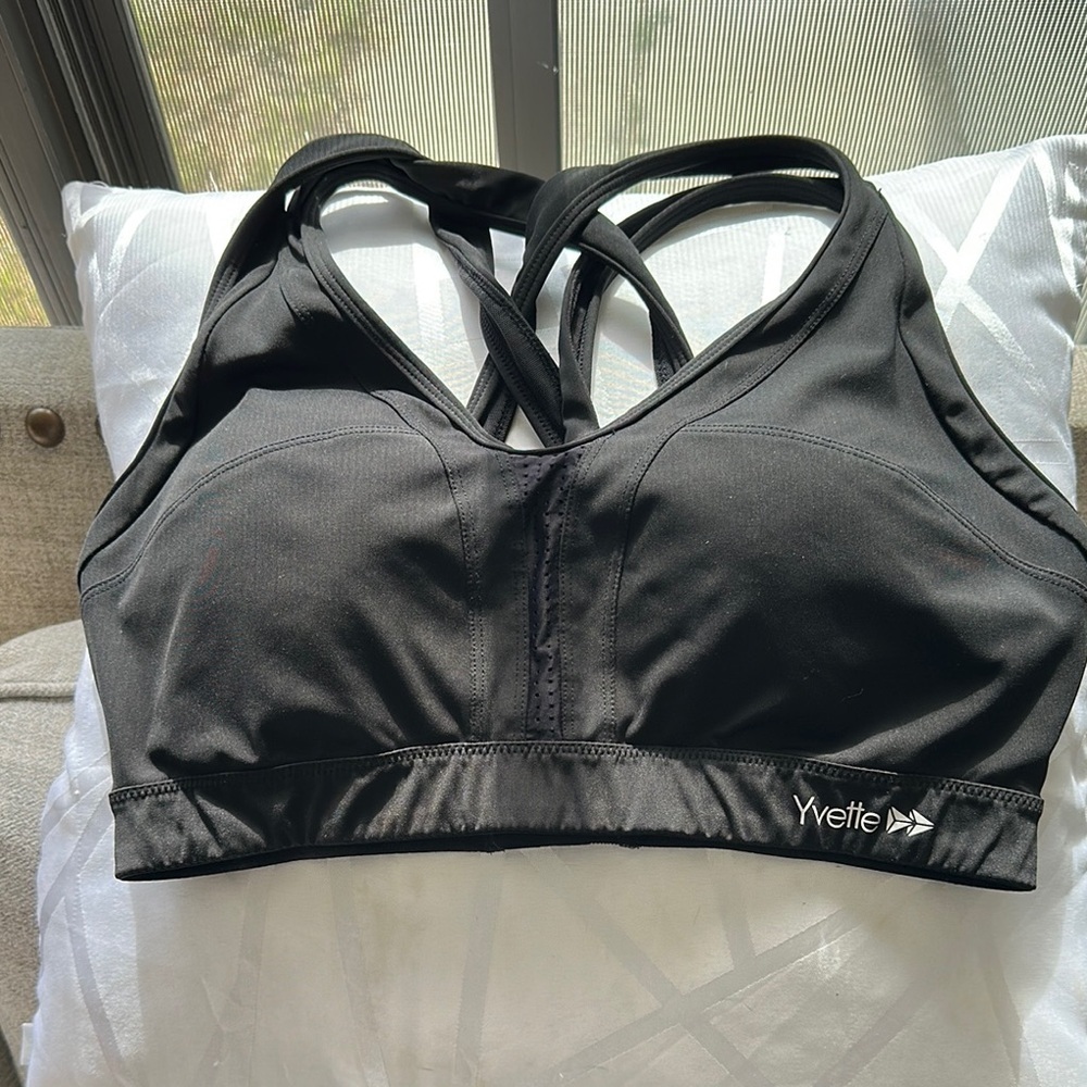 Black Strappy Sports Bra‎ with Geometric Back